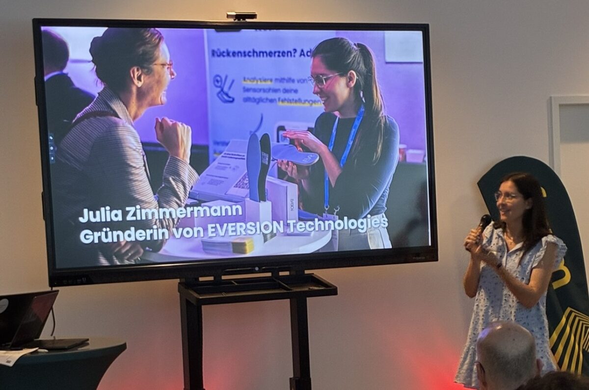 Julia von Eversion Technologies fürt mit einem kurzen Impuls-Vortrag in das Thema Female Founders und Investment Gap ein.
